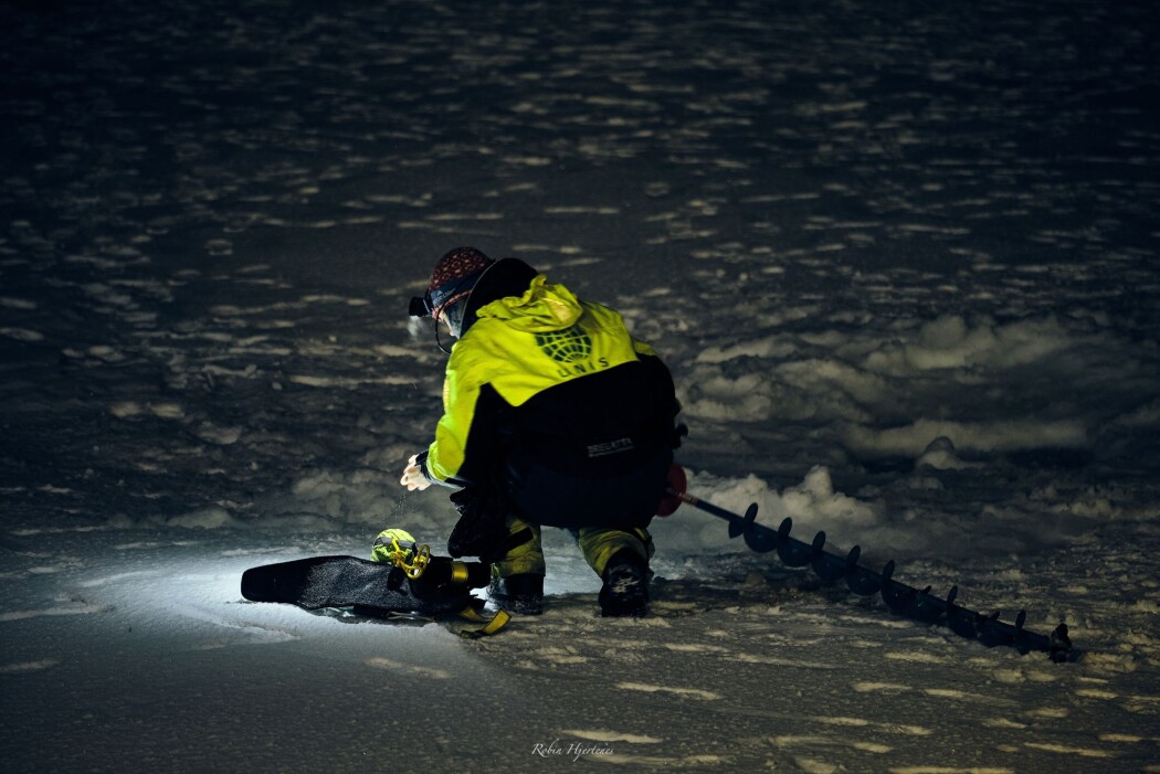 En forsker i gang med å ta en iskjerne opp fra havisen. En forsker i gang med å ta en iskjerne opp fra havisen.