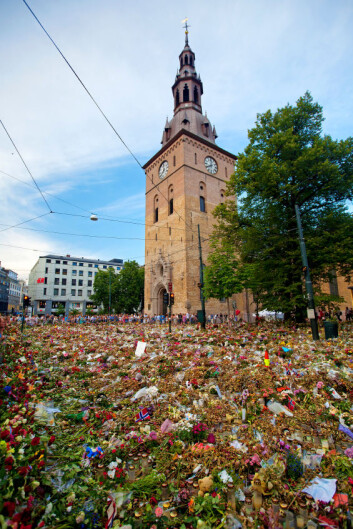 Oslo, 31. juli 2011: Ni dager etter terroren som tok 77 menneskeliv på Utøya og i regjerningskvartalet var området foran Oslo domkirke dekket av et blomsterhav. (Foto: iStockphoto) Oslo, 31. juli 2011: Ni dager etter terroren som tok 77 menneskeliv på Utøya og i regjerningskvartalet var området foran Oslo domkirke dekket av et blomsterhav. (Foto: iStockphoto)