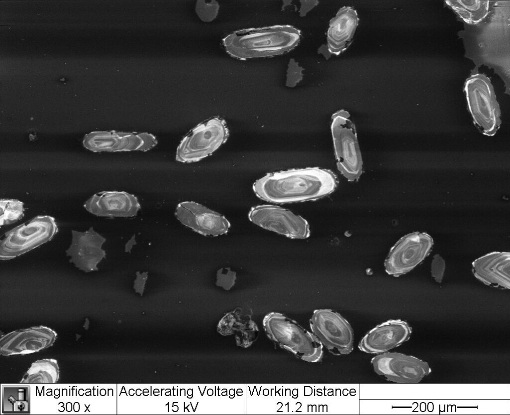Ved å analysere isotoper (grunnstoff som har ulikt antall nøytroner) av uran og bly i et lite (cirka 0,1 millimeter) korn av mineralet zircon, er det mulig å bestemme hvor gammelt det er. Ved å analysere isotoper (grunnstoff som har ulikt antall nøytroner) av uran og bly i et lite (cirka 0,1 millimeter) korn av mineralet zircon, er det mulig å bestemme hvor gammelt det er.