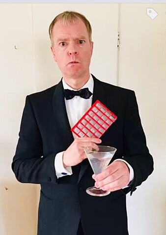Med denne selfien ikledd James Bond-uniform og sitatet «Shaken, not stirred», fortalte Trond Hole sine venner på Facebook at han hadde fått Parkinsons-diagnosen. Med denne selfien ikledd James Bond-uniform og sitatet «Shaken, not stirred», fortalte Trond Hole sine venner på Facebook at han hadde fått Parkinsons-diagnosen.