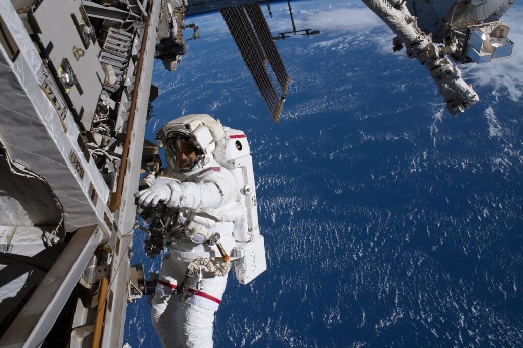 En astronaut går her utenfor Den internasjonale romstasjonen. Oppe til høyre i bildet ser vi ASIM-instrumentet, som nå har levert flere banebrytende data. En astronaut går her utenfor Den internasjonale romstasjonen. Oppe til høyre i bildet ser vi ASIM-instrumentet, som nå har levert flere banebrytende data.