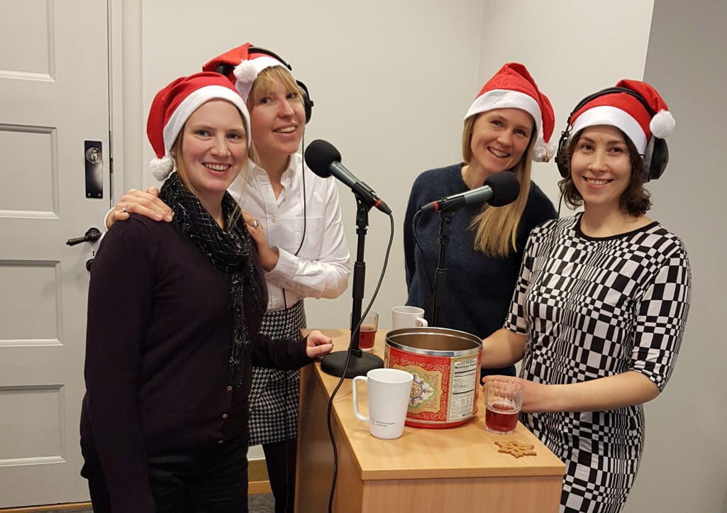 Pepperkaker, julekaffe og julebrus må til når fire meteorologer skal snakke om julevær. Pepperkaker, julekaffe og julebrus må til når fire meteorologer skal snakke om julevær.