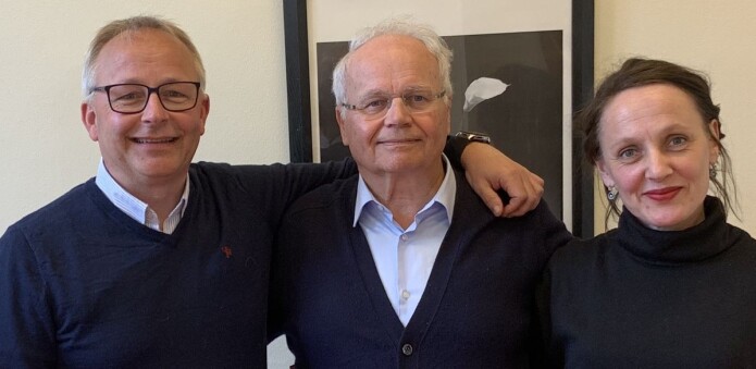 I denne utgaven av Psykopoden er tema bipolare lidelser og stemningsstabiliserende medisiner. Bildet viser Jan Ivar Røssberg, professor og overlege i psykiatri og en av de som står bak podcasten. Ulrik Malt (i midten) og Unn. H. Haukvik er samtalepartnere i episoden som denne artikkelen forteller om. I denne utgaven av Psykopoden er tema bipolare lidelser og stemningsstabiliserende medisiner. Bildet viser Jan Ivar Røssberg, professor og overlege i psykiatri og en av de som står bak podcasten. Ulrik Malt (i midten) og Unn. H. Haukvik er samtalepartnere i episoden som denne artikkelen forteller om.
