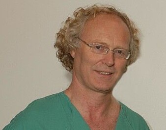- Det forskes stadig på måter å bremse sykdomsutviklingen på, sier professor i nevrologi Espen Dietrichs ved Oslo universitetssykehus. Han er ekspert på Parkinsons. - Det forskes stadig på måter å bremse sykdomsutviklingen på, sier professor i nevrologi Espen Dietrichs ved Oslo universitetssykehus. Han er ekspert på Parkinsons.