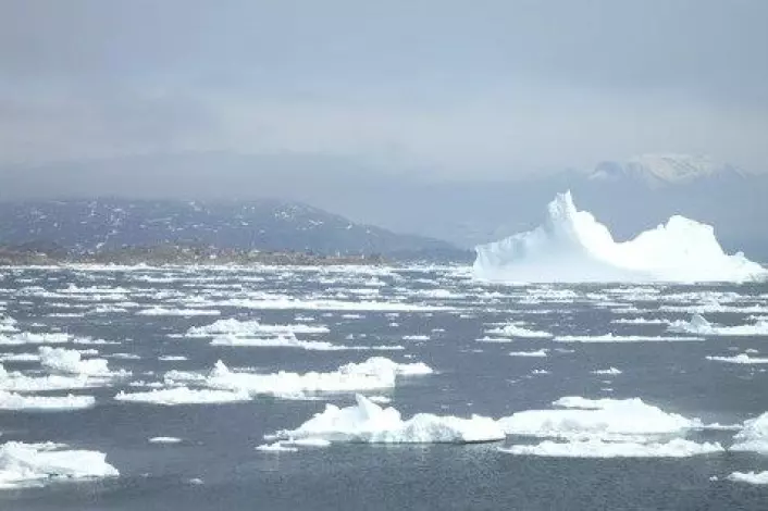 Når kvit is blir erstatta av mørk havoverflate aukar varmeopptaket i Arktis. (Foto: Colourbox)