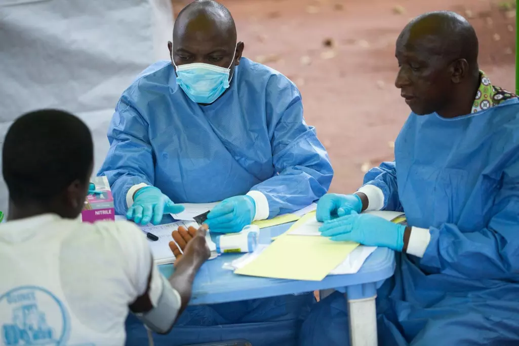 – Helse er i økende grad et kulturelt anliggende, sier Eivind Engebretsen ved CAS. her WHO-helsearbeidere som behandler en pasient under Ebola-utbruddet i Guinea.