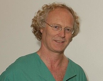 Professor i nevrologi Espen Dietrichs ved OUS skal samarbeide med farmakologisk avdeling i Tromsø for å finne ut hvorfor noen får impulskontroll-bivirkninger av Parkinsons-medisiner. Professor i nevrologi Espen Dietrichs ved OUS skal samarbeide med farmakologisk avdeling i Tromsø for å finne ut hvorfor noen får impulskontroll-bivirkninger av Parkinsons-medisiner.