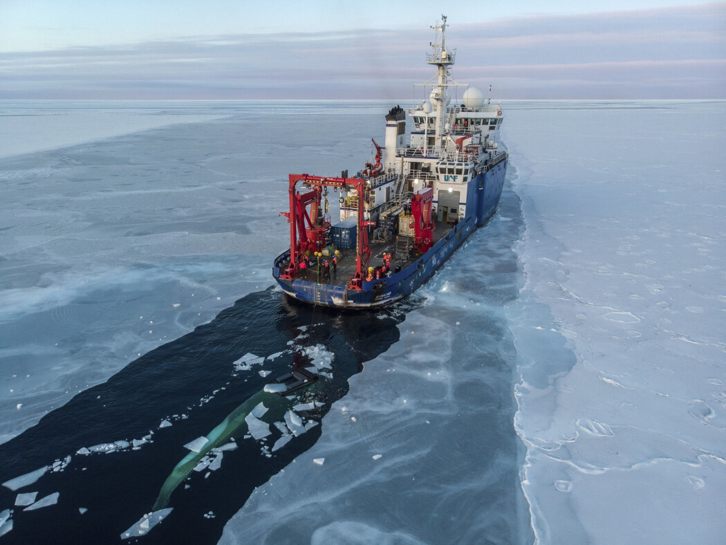 NOAA melder at havisen både i Arktis og Antarktis er redusert til det nest laveste nivået som er registrert, kun overgått av november 2016. Her ser du det amerikanske forskningsskipet Sikuliaq i isen nord for Alaska. NOAA melder at havisen både i Arktis og Antarktis er redusert til det nest laveste nivået som er registrert, kun overgått av november 2016. Her ser du det amerikanske forskningsskipet Sikuliaq i isen nord for Alaska.