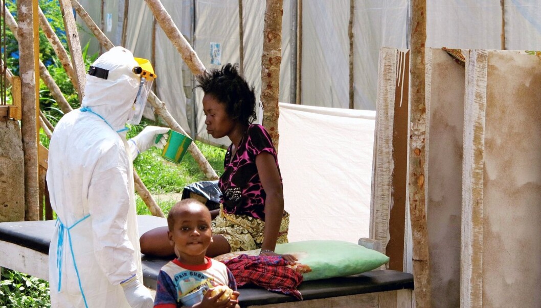 I Sierra Leone er det innført unntakstilstand. Her blir en kvinne behandlet mot ebola på Kenema Government Hospital i Kenema. (Foto: Reuters) I Sierra Leone er det innført unntakstilstand. Her blir en kvinne behandlet mot ebola på Kenema Government Hospital i Kenema. (Foto: Reuters)
