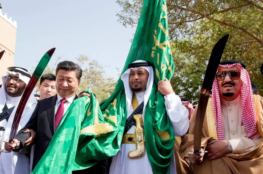 TETTE BÅND: Kinas president Xi Jinping møter kong Salman bin Abdulaziz av Saudi-Arabia. Deres to respektive land har blitt gjensidig avhengig av hverandre på grunn av Kinas oljeimport. Her er de to statsoverhodene avbildet sammen i 2016 mens de utfører en tradisjonell dans som del av velkomstseremonien for Xi Jinping i Riyadh.