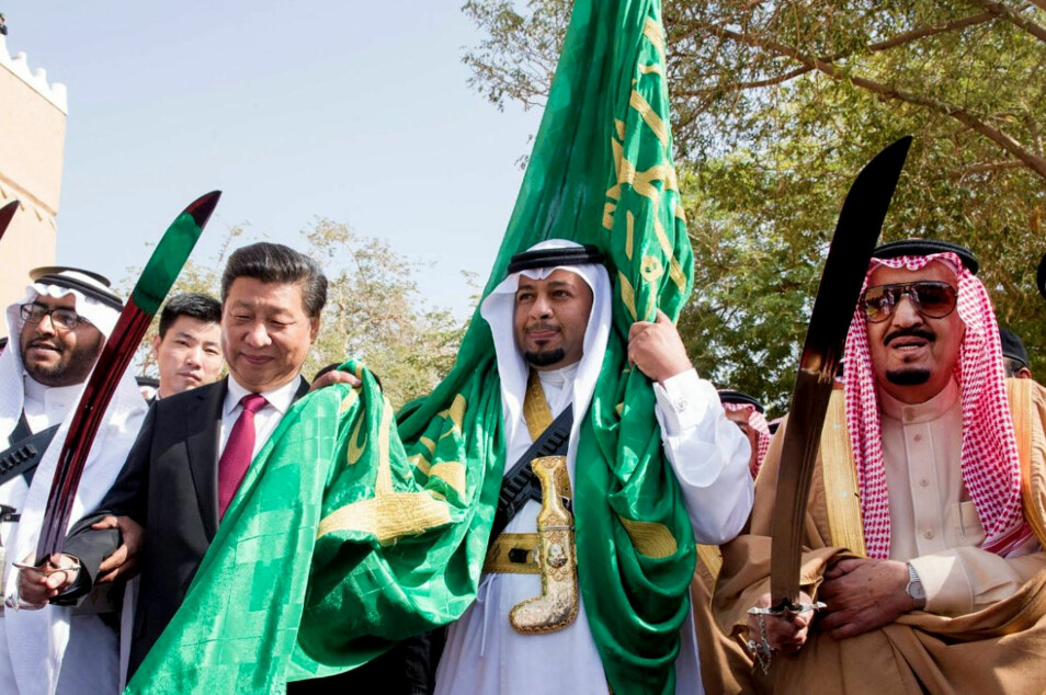TETTE BÅND: Kinas president Xi Jinping møter kong Salman bin Abdulaziz av Saudi-Arabia. Deres to respektive land har blitt gjensidig avhengig av hverandre på grunn av Kinas oljeimport. Her er de to statsoverhodene avbildet sammen i 2016 mens de utfører en tradisjonell dans som del av velkomstseremonien for Xi Jinping i Riyadh.