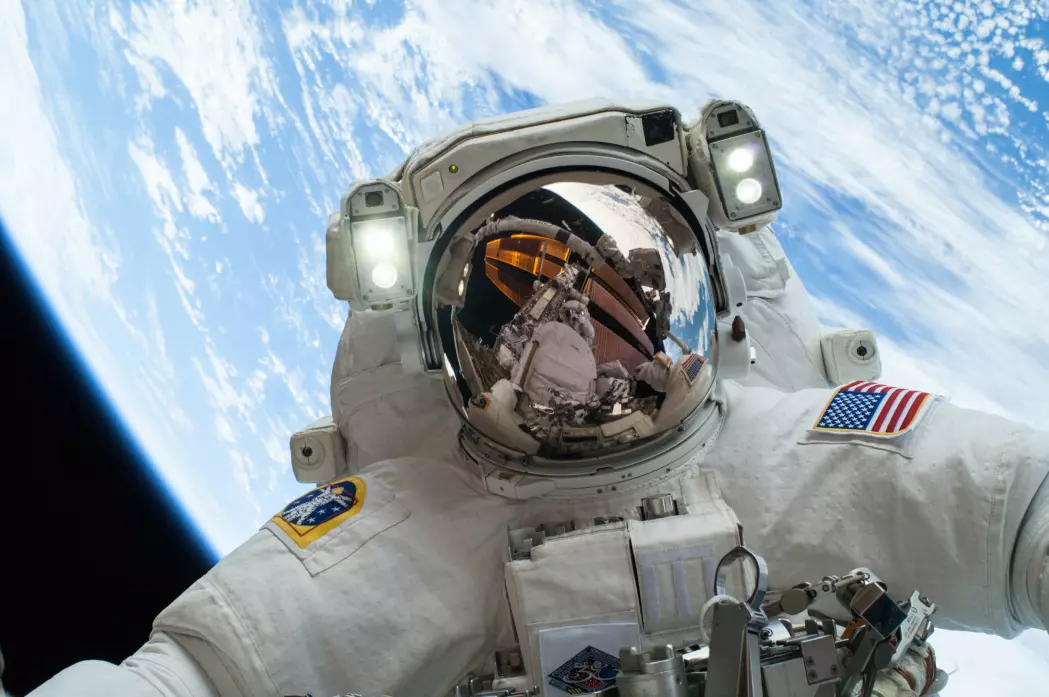Den amerikanske astronauten Mike Hopkins på en såkalt spacewalk julaften 2013.