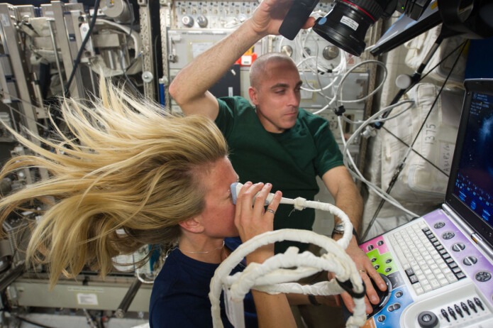 Den norskættede amerikanske astronauten Karen Nyberg gjennomfører en ultralyd-undersøkelse av øyet i 2013, om bord den internasjonale romstasjonen. Bildet er ikke knyttet til den aktuelle studien. Den norskættede amerikanske astronauten Karen Nyberg gjennomfører en ultralyd-undersøkelse av øyet i 2013, om bord den internasjonale romstasjonen. Bildet er ikke knyttet til den aktuelle studien.