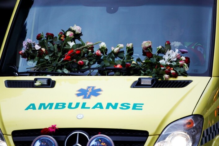 Ambulanse dekket med blomster. Over ett hundre tusen mennesker tok til gatene i Oslo for å vise støtte og omsorg for de omkomne etter bomben i regjeringskvartalet og i massakren på Utøya. (Foto: Trond Reidar Teigen / Scanpix) Ambulanse dekket med blomster. Over ett hundre tusen mennesker tok til gatene i Oslo for å vise støtte og omsorg for de omkomne etter bomben i regjeringskvartalet og i massakren på Utøya. (Foto: Trond Reidar Teigen / Scanpix)