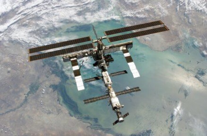 "Den internasjonale romstasjonen (ISS) faller ikke ned." "Den internasjonale romstasjonen (ISS) faller ikke ned."