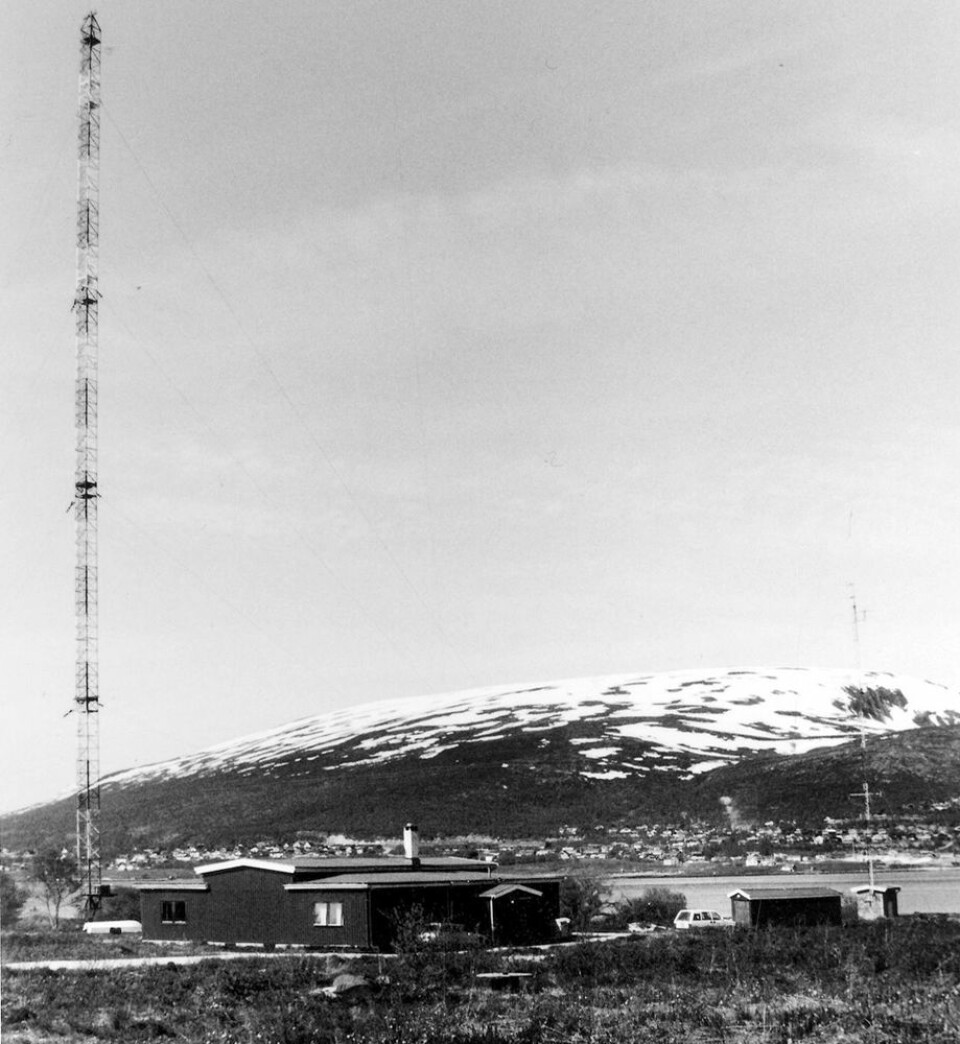 Tromsø kringkaster med en av de eldre antennemastene, før den største masten ble bygget i 1952. (Foto: Norsk telemuseum, avdeling Tromsø)
