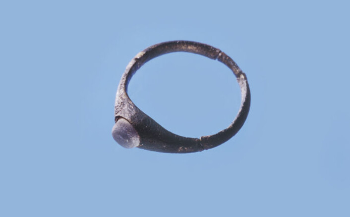 Kopper ble brukt til mange ulike formål i middelalderen. Bildet viser en ring av bronse med glassperle funnet i Stavanger. (Foto: Terje Tveit - Arkeologisk museum/Universitetet i Stavanger) Kopper ble brukt til mange ulike formål i middelalderen. Bildet viser en ring av bronse med glassperle funnet i Stavanger. (Foto: Terje Tveit - Arkeologisk museum/Universitetet i Stavanger)