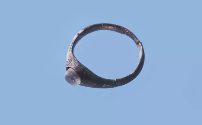Kopper ble brukt til mange ulike formål i middelalderen. Bildet viser en ring av bronse med glassperle funnet i Stavanger. (Foto: Terje Tveit - Arkeologisk museum/Universitetet i Stavanger)