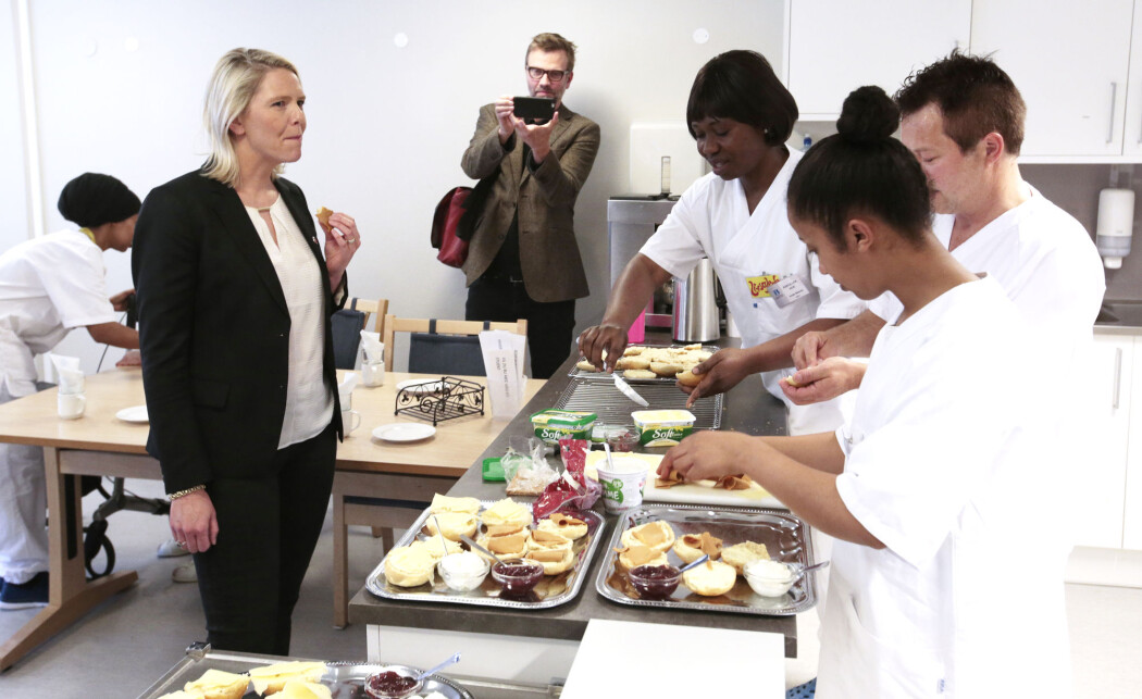 Statsråd Sylvi Listhaug (t.v.) her under et besøk ved Åskollen Bo og servicesenter i 2016 hvor hun møtte deltaker Bauty Avwuri Imide (nr. tre f.h.) fra Nigeria i tiltaket: «Språk og livsglede hånd i hånd». Tiltaket er arbeidstrening kombinert med introduksjonsprogram på sykehjem. T.h. Teshome og Erik Wilhelmsen. Statsråd Sylvi Listhaug (t.v.) her under et besøk ved Åskollen Bo og servicesenter i 2016 hvor hun møtte deltaker Bauty Avwuri Imide (nr. tre f.h.) fra Nigeria i tiltaket: «Språk og livsglede hånd i hånd». Tiltaket er arbeidstrening kombinert med introduksjonsprogram på sykehjem. T.h. Teshome og Erik Wilhelmsen.