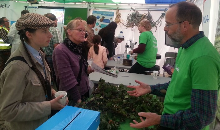 Erik Framstad er både sjef på Ciens og forskningssjef på NINA Norsk institutt for naturforskning. Han viser fram planter som truer naturen i Norge til Emma Fish og hennes mor Anne Flom Jacobsen. (Foto: Nina Kristiansen) Erik Framstad er både sjef på Ciens og forskningssjef på NINA Norsk institutt for naturforskning. Han viser fram planter som truer naturen i Norge til Emma Fish og hennes mor Anne Flom Jacobsen. (Foto: Nina Kristiansen)