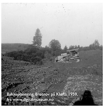 En ravinedal fylles igjen med masse på Kløfta i 1959. En ravinedal fylles igjen med masse på Kløfta i 1959.