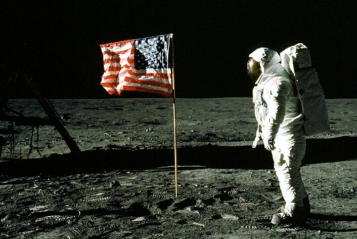 Noen av steinene som nå har blitt analysert stammer fra månelandinga i 1969. (Foto: Neil Armstrong/NASA) Noen av steinene som nå har blitt analysert stammer fra månelandinga i 1969. (Foto: Neil Armstrong/NASA)