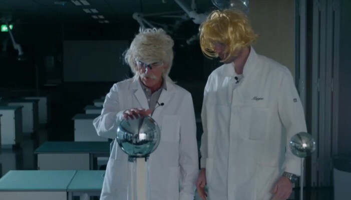 Magne og Inge testar statisk elektrisitet med litt ekstra hår. Magne og Inge testar statisk elektrisitet med litt ekstra hår.