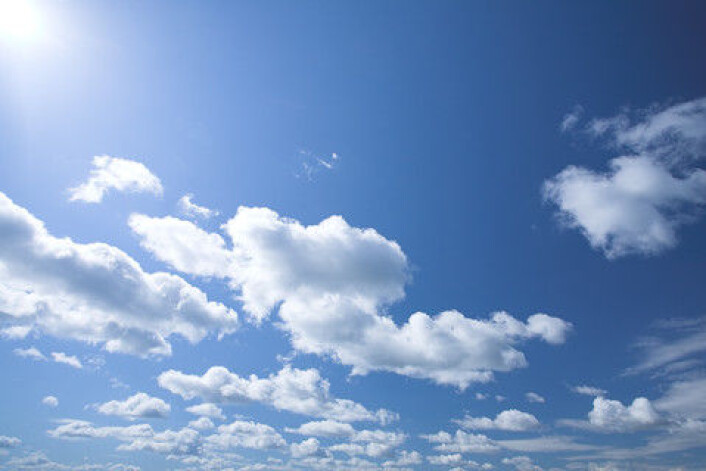Når himmelen er blå, skyldes det at lyset fra solen blir spredt på en spesiell måte når det passerer atmosfæren. (Foto: Colourbox) Når himmelen er blå, skyldes det at lyset fra solen blir spredt på en spesiell måte når det passerer atmosfæren. (Foto: Colourbox)