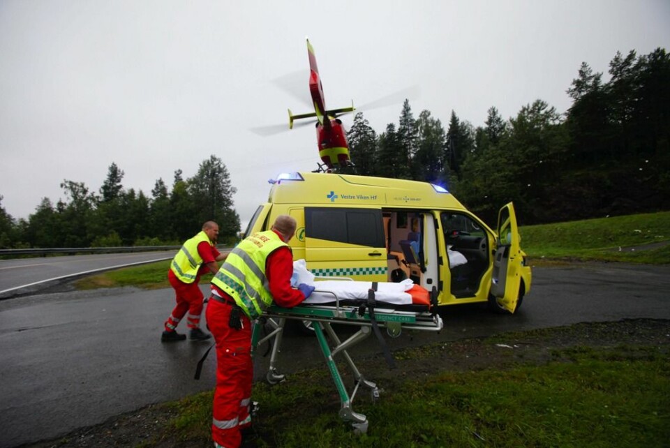 En ambulanse har akkurat overlevert en skadet til et av ambulansehelikopterne på Sollihøgda. Ambulansemannskapene vasker båren før de kjører tilbake for å hente neste pasient. (Foto: Hans O. Torgersen/ Scanpix)