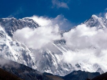 "Dersom all massen i Mt. Everest ble presset sammen til et sort hull, ville det ha en ekstremt liten hendelseshorisont med radius på rundt én nanometer." "Dersom all massen i Mt. Everest ble presset sammen til et sort hull, ville det ha en ekstremt liten hendelseshorisont med radius på rundt én nanometer."