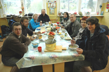 "MIDDAG: Forskere og assistenter samlet til middag i formingssalen på skolen i Ust Nem. Fra venstre Denis Kuznetsov, Udo Müller, Astrid Lyså, Eiliv Larsen, Maria Jensen, Evgeniy Vyotkin, Natasha Ivanova og Alexander Smirnov." "MIDDAG: Forskere og assistenter samlet til middag i formingssalen på skolen i Ust Nem. Fra venstre Denis Kuznetsov, Udo Müller, Astrid Lyså, Eiliv Larsen, Maria Jensen, Evgeniy Vyotkin, Natasha Ivanova og Alexander Smirnov."