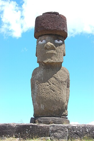 En moai med topp og øyne. En moai med topp og øyne.