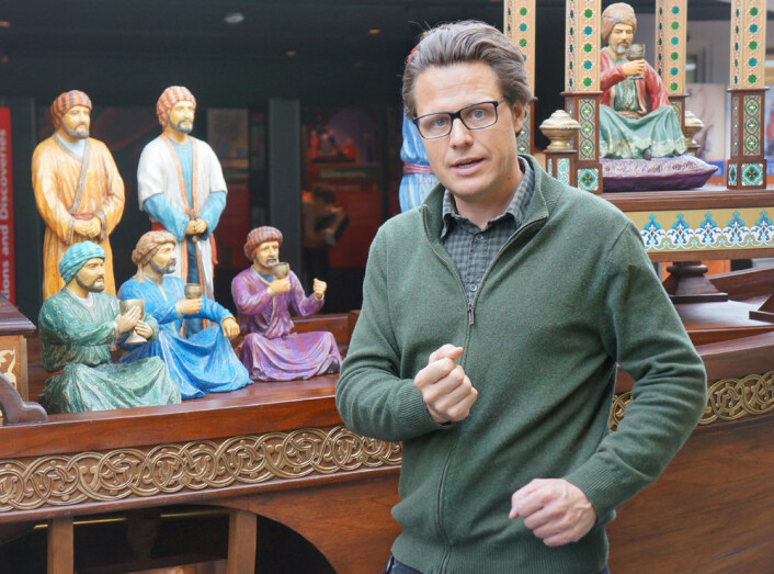 Vidar Enebakk foran en av de rekonstruerte mekaniske kunststykkene fra islamsk gullalder på utstillingen Sultans of Sciece på Norsk Teknisk Museum. Utstillingen skal stå fram til nyttår. (Foto: Arnfinn Christensen, forskning.no) Vidar Enebakk foran en av de rekonstruerte mekaniske kunststykkene fra islamsk gullalder på utstillingen Sultans of Sciece på Norsk Teknisk Museum. Utstillingen skal stå fram til nyttår. (Foto: Arnfinn Christensen, forskning.no)