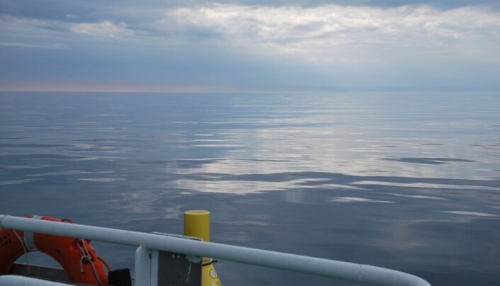 Havet ligger fullstendig stille. Utsikt som dette er en sjeldenhet, selv for de erfarne sjømennene på G. O. Sars. (Foto: Hanne Østli Jakobsen) Havet ligger fullstendig stille. Utsikt som dette er en sjeldenhet, selv for de erfarne sjømennene på G. O. Sars. (Foto: Hanne Østli Jakobsen)