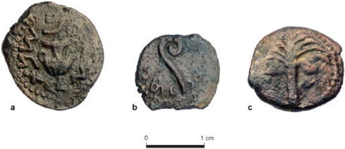 Mynter funnet de siste årene under brosteinene i den brede pilegrimsveien som ledet opp til Tempelet i Jerusalem. Myntene er fra tiden da Pontius Pilatus var guvernør. Mynter funnet de siste årene under brosteinene i den brede pilegrimsveien som ledet opp til Tempelet i Jerusalem. Myntene er fra tiden da Pontius Pilatus var guvernør.