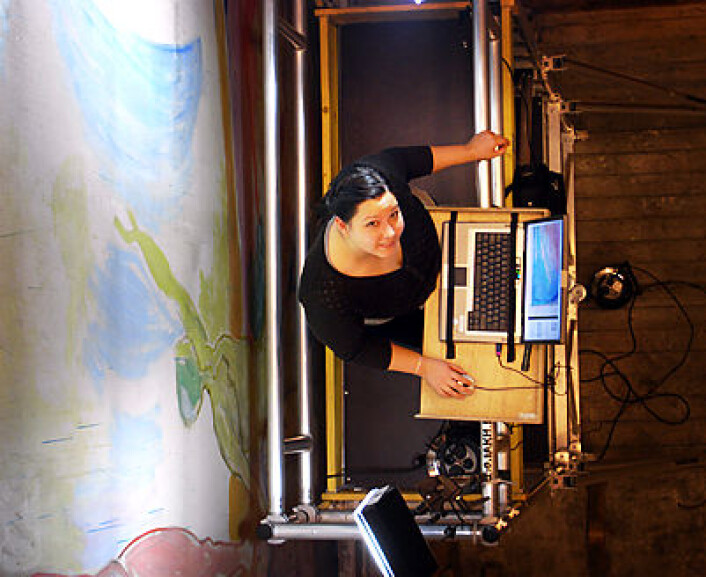 Malerikonservator Mirjam Liu undersøker "Våknende menn". (Foto: Olaf Christensen og Karen Mengshoel) Malerikonservator Mirjam Liu undersøker "Våknende menn". (Foto: Olaf Christensen og Karen Mengshoel)
