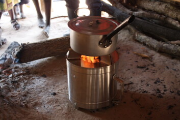 Peko Pe-ovner er lette å lage og lette å bruke, og de brenner med en ren og klar flamme. Det var flyktningekvinner i Uganda som døpte den Peko Pe, som betyr omtrent "den som løser våre problemer". (Foto: NGI) Peko Pe-ovner er lette å lage og lette å bruke, og de brenner med en ren og klar flamme. Det var flyktningekvinner i Uganda som døpte den Peko Pe, som betyr omtrent "den som løser våre problemer". (Foto: NGI)