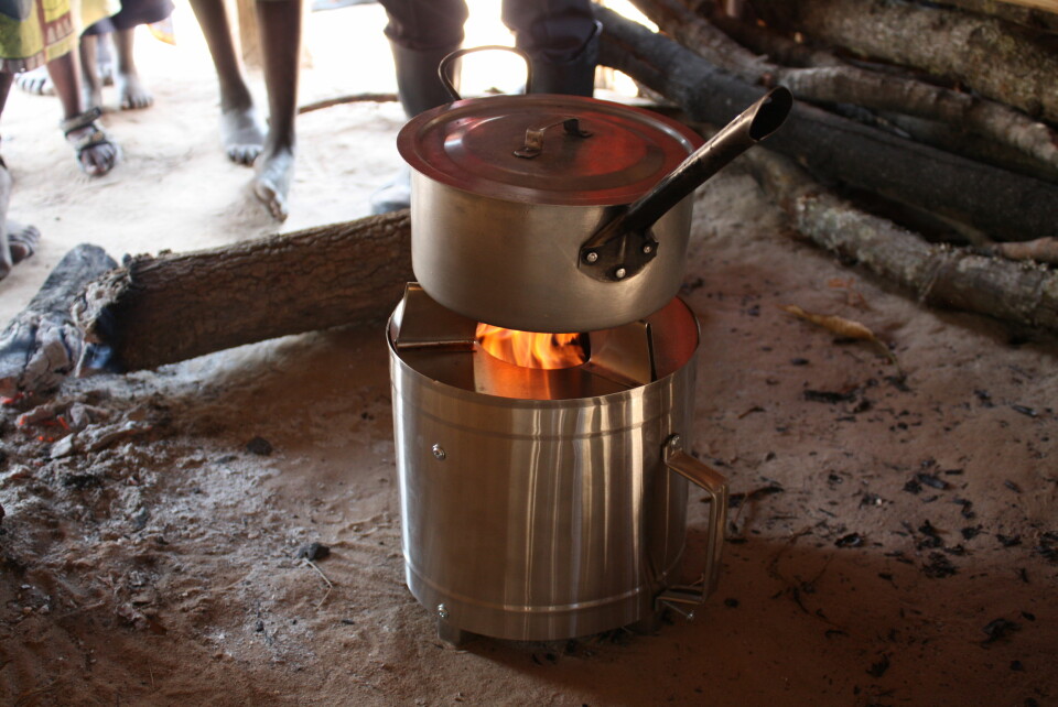 Peko Pe-ovner er lette å lage og lette å bruke, og de brenner med en ren og klar flamme. Det var flyktningekvinner i Uganda som døpte den Peko Pe, som betyr omtrent 'den som løser våre problemer'. (Foto: NGI)