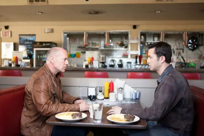 Bruce Willis sin rollefigur møter en yngre versjon av seg selv, spilt av Joseph Gordon-Levitt i filmen Looper. (Foto: Norsk Filmdistribusjon)
