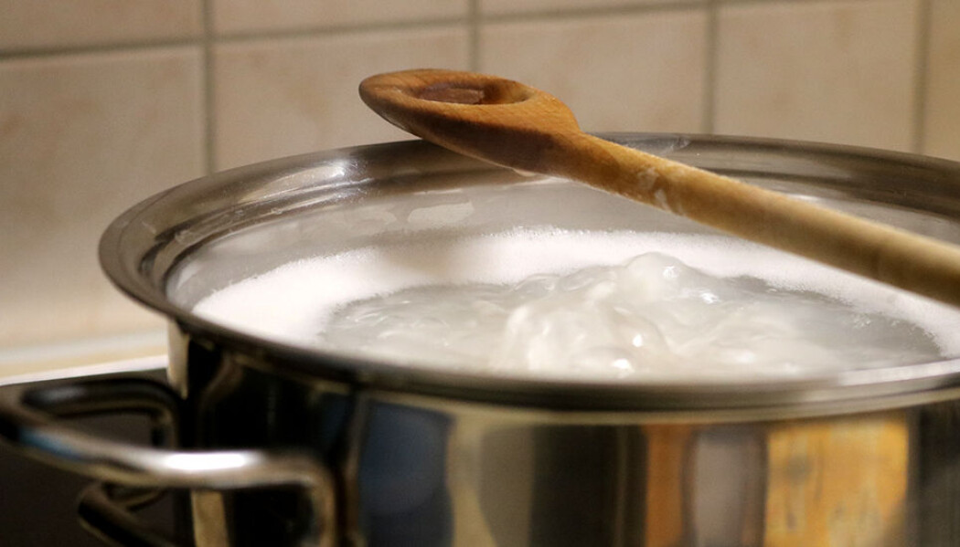 Stopper ei tresleiv pastavannet fra å koke over? Test selv, men husk at den må være av tre og ikke metall. Legg sleiva på når det begynner å koke, ikke før. Stopper ei tresleiv pastavannet fra å koke over? Test selv, men husk at den må være av tre og ikke metall. Legg sleiva på når det begynner å koke, ikke før.