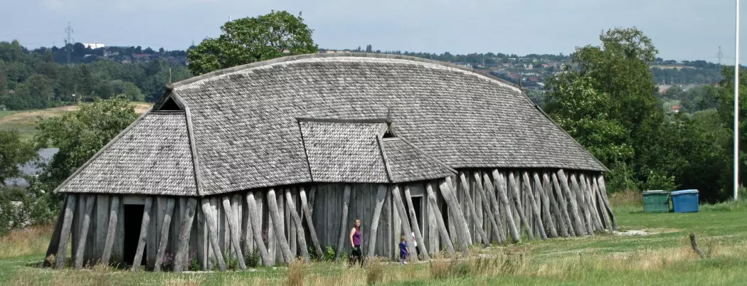 Et rekonstruert langhus ved vikingborgen Fyrkat i Danmark.