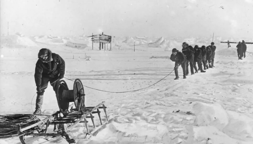 Lodding av vanndybde på 3.500 meter under Framekspedisjonen. Nansen hadde regnet med grunne farvann i nærheten av Nordpolen, men det viste seg at havet var så dypt at de ikke hadde nok line ombord. Derfor måtte de splitte opp stålwire, spleise kordellene sammen og forlenge loddlinen med det de hadde av hampetau.