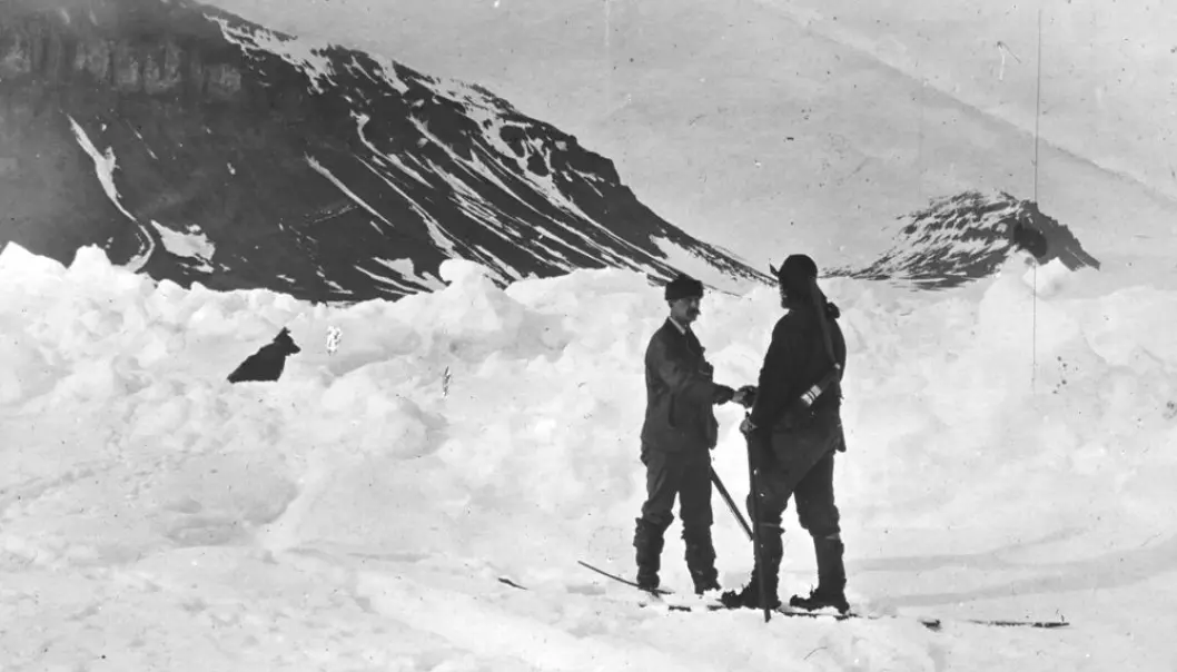 Den 19. mai 1896 brøt Nansen og Johansen opp fra overvintringshytta og den 17. juni møtte de, ved en tilfeldighet, Frederick George Jackson, britisk offiser, polarforsker og leder for ekspedisjonen til Frans Josefs Land 1894-1897. Det hadde da gått ca 15 måneder siden Nansen og Johansen skilte lag med kameratene på «Fram», og ca 3 år siden de forlot Norge. Fotografiet ble arrangert 6 dager etter at møtet faktisk fant sted. Den 19. mai 1896 brøt Nansen og Johansen opp fra overvintringshytta og den 17. juni møtte de, ved en tilfeldighet, Frederick George Jackson, britisk offiser, polarforsker og leder for ekspedisjonen til Frans Josefs Land 1894-1897. Det hadde da gått ca 15 måneder siden Nansen og Johansen skilte lag med kameratene på «Fram», og ca 3 år siden de forlot Norge. Fotografiet ble arrangert 6 dager etter at møtet faktisk fant sted.