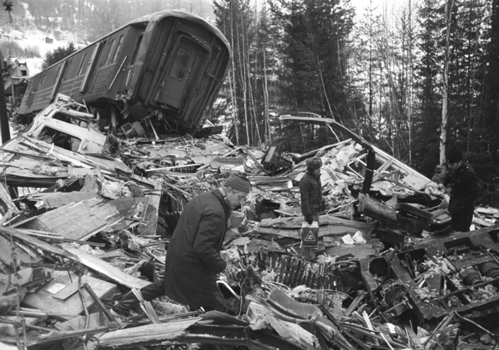Tretten, Ringebu 23. februar 1975. Den hittil største togulykken i Norge: Nordgående hurtigtog fra Oslo kolliderte med sørgående ekspresstog fra Trondheim. Sted: Like nord for Tretten stasjon. 27 mennesker omkom, 26 ble skadet, over 950 slapp fra ulykken uten skader. (Foto: Erik Thorberg / NTB / SCANPIX) Tretten, Ringebu 23. februar 1975. Den hittil største togulykken i Norge: Nordgående hurtigtog fra Oslo kolliderte med sørgående ekspresstog fra Trondheim. Sted: Like nord for Tretten stasjon. 27 mennesker omkom, 26 ble skadet, over 950 slapp fra ulykken uten skader. (Foto: Erik Thorberg / NTB / SCANPIX)
