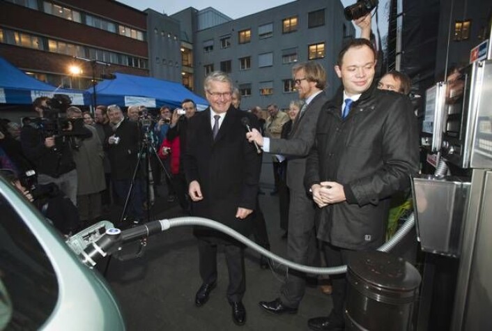 Fra åpningen av hydrogenstasjonen. Fra venstre: Oslos ordfører Fabian Stang, konferansier Ole Andre Sivertsen og Jakob Krogsgaard fra det danske selskapet H2 Logic, som har laget hydrogenstasjonen. (Foto: SINTEF/Werner Juvik) Fra åpningen av hydrogenstasjonen. Fra venstre: Oslos ordfører Fabian Stang, konferansier Ole Andre Sivertsen og Jakob Krogsgaard fra det danske selskapet H2 Logic, som har laget hydrogenstasjonen. (Foto: SINTEF/Werner Juvik)