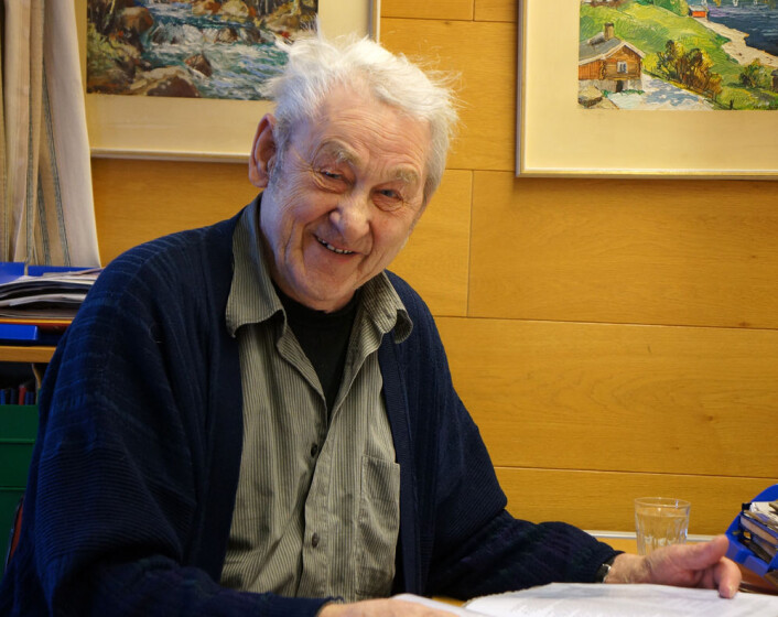 Evald Lindgård har i mange år ledet Tromsø telemuseum, og er fortsatt et levende leksikon om langbølgesenderens historie og en av ildsjelene som holder driften av museet igang. (Foto: Arnfinn Christensen) Evald Lindgård har i mange år ledet Tromsø telemuseum, og er fortsatt et levende leksikon om langbølgesenderens historie og en av ildsjelene som holder driften av museet igang. (Foto: Arnfinn Christensen)