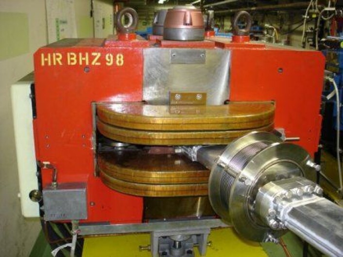 "For å kontrollere elektronene brukes magneter i mange varianter. Den enkleste typen er en slik dipolmagnet som brukes til å styre elektronene. (Foto: Espen Eggen)" "For å kontrollere elektronene brukes magneter i mange varianter. Den enkleste typen er en slik dipolmagnet som brukes til å styre elektronene. (Foto: Espen Eggen)"
