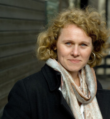 "- Altertavler gjengir ikke vanlige klesdrakter riktig, sier Marianne Vedeler." "- Altertavler gjengir ikke vanlige klesdrakter riktig, sier Marianne Vedeler."