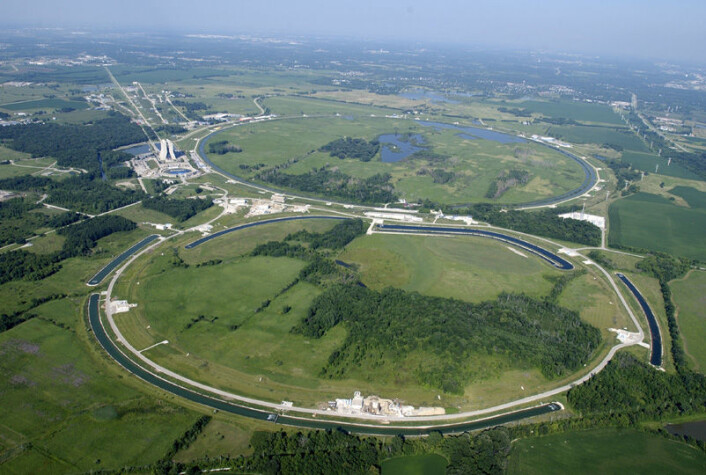 Tevatron-akselleratoren, rett øst for byen Batavia, i Illinois, USA. (Foto: US DOE, Wikimedia Commons) Tevatron-akselleratoren, rett øst for byen Batavia, i Illinois, USA. (Foto: US DOE, Wikimedia Commons)