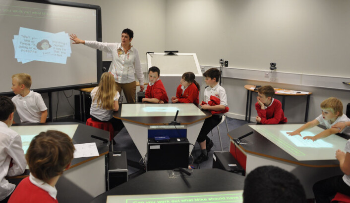 SynergyNet-pultene kan kobles sammen, og til klassens digitale Smartboard-tavle. Læreren kan følge med på pultene, sende oppgaver til dem og flytte svar mellom pultene og til tavla. (Foto: University of Durham) SynergyNet-pultene kan kobles sammen, og til klassens digitale Smartboard-tavle. Læreren kan følge med på pultene, sende oppgaver til dem og flytte svar mellom pultene og til tavla. (Foto: University of Durham)